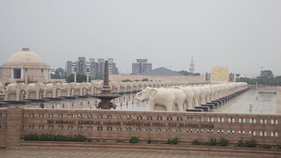 Noida to Lucknow Taxi Services
